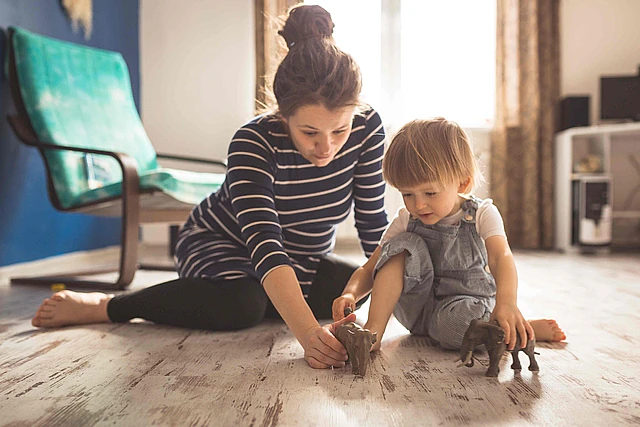 mujer jugando con niño